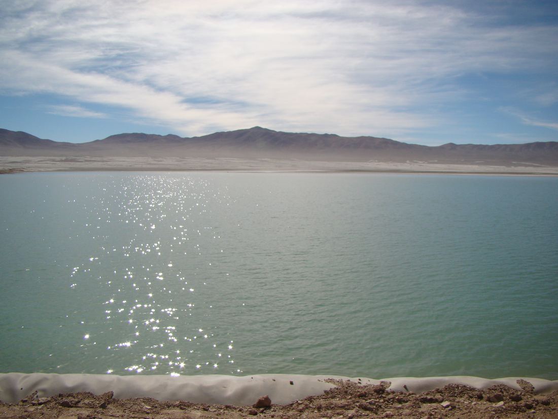 Tranque de agua junto a la cordillera