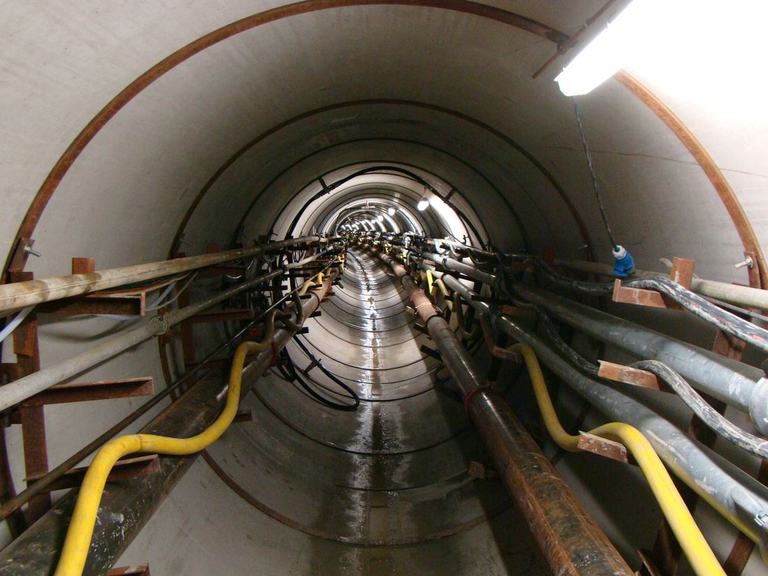 Galería interior con tendido de tuberías y cableado