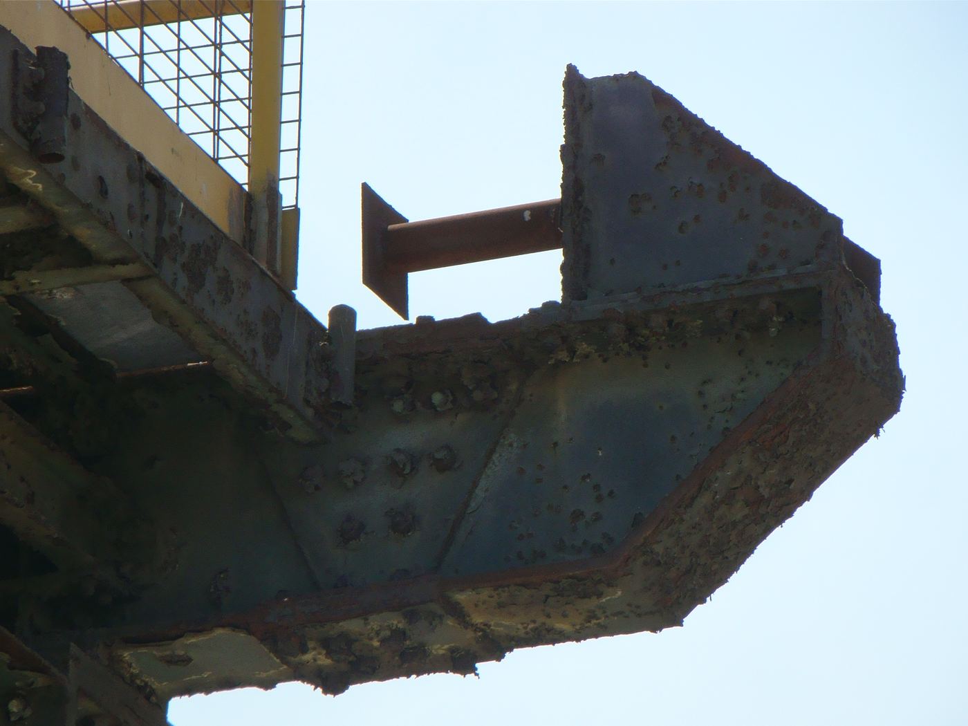 Detalle de estructura metálica en una faena de Mineex
