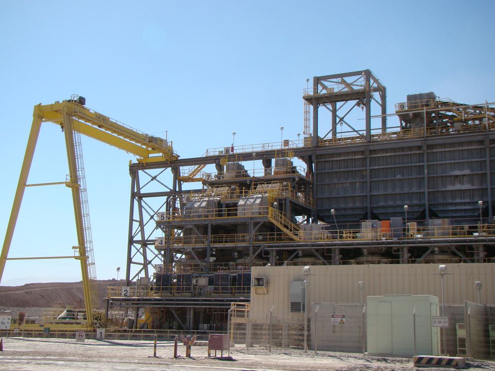 Planta industrial con grúa pórtico