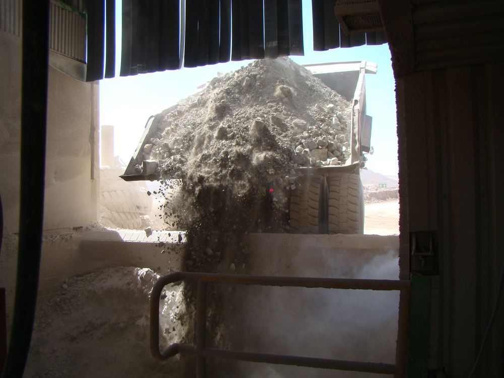 Camión descargando mineral en una faena